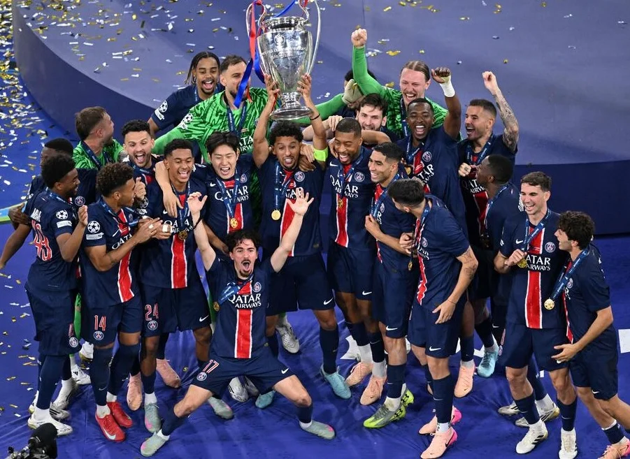 William Pacho se consagra campeón de la Champions League con el PSG